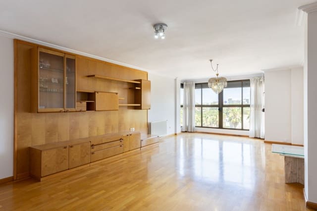 4 bedroom Flat for sale in Valencia city with garage - € 450,000 (Ref: 9175353)