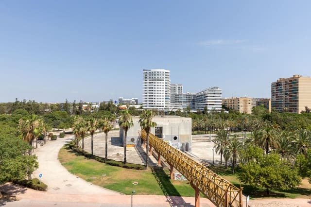 4 bedroom Flat for sale in Valencia city with garage - € 450,000 (Ref: 9175353)