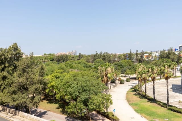 4 bedroom Flat for sale in Valencia city with garage - € 450,000 (Ref: 9175353)