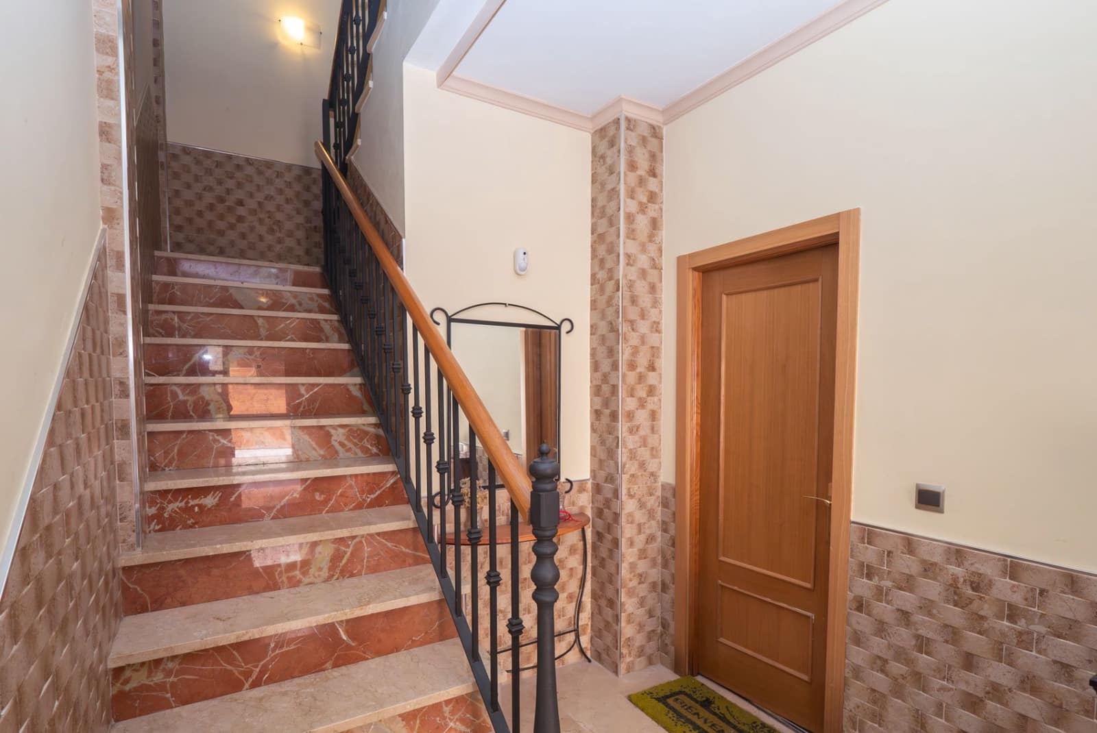 4 bedroom Villa for sale in La Nucia with garage - € 307,000 (Ref: 9175363)