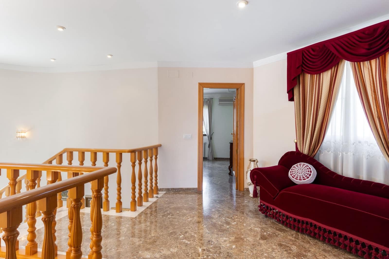 5 soverom Villa til salgs i Valencia by med svømmebasseng garasje - € 535 000 (Ref: 9175375)