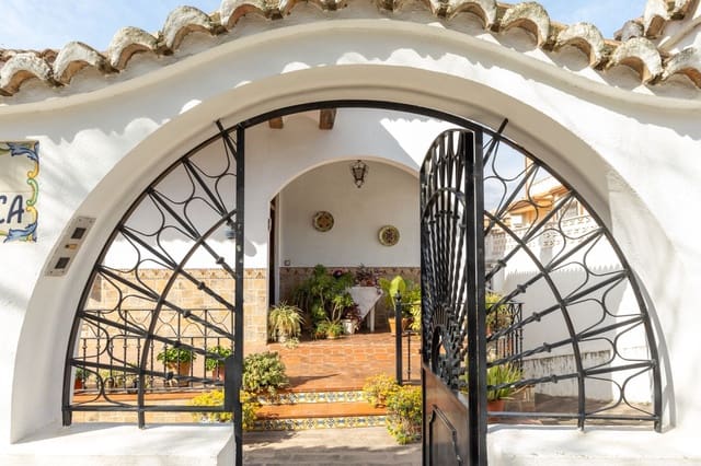 5 bedroom Villa for sale in Moixent with garage - € 395,000 (Ref: 9175376)