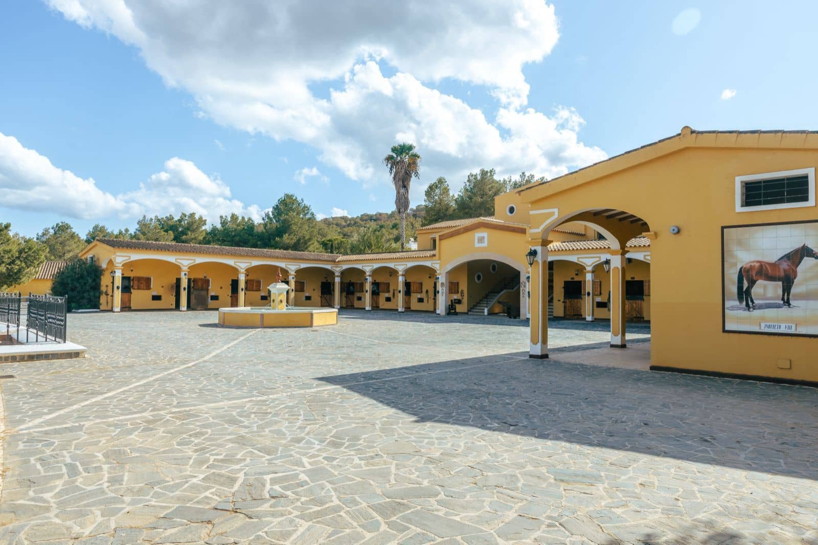 Chalet de 9 habitaciones en Sant Antoni de Portmany en venta con piscina garaje - 35.000.000 € (Ref: 9330149)