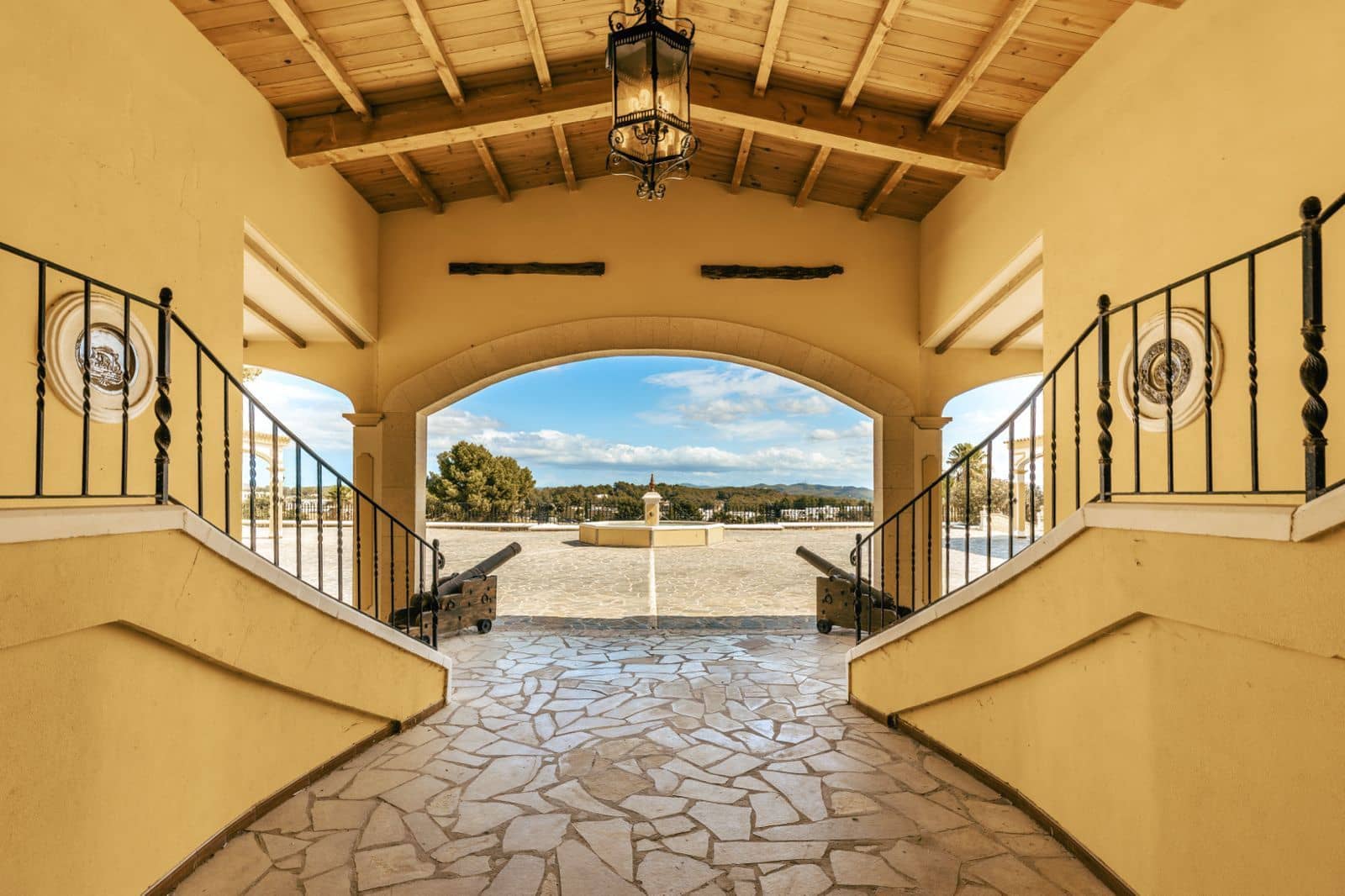 Chalet de 9 habitaciones en Sant Antoni de Portmany en venta con piscina garaje - 35.000.000 € (Ref: 9330149)