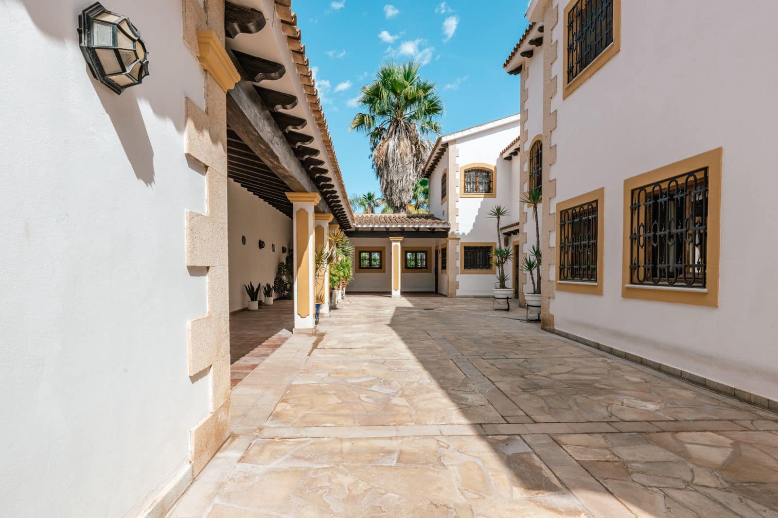 Chalet de 9 habitaciones en Sant Antoni de Portmany en venta con piscina garaje - 35.000.000 € (Ref: 9330149)