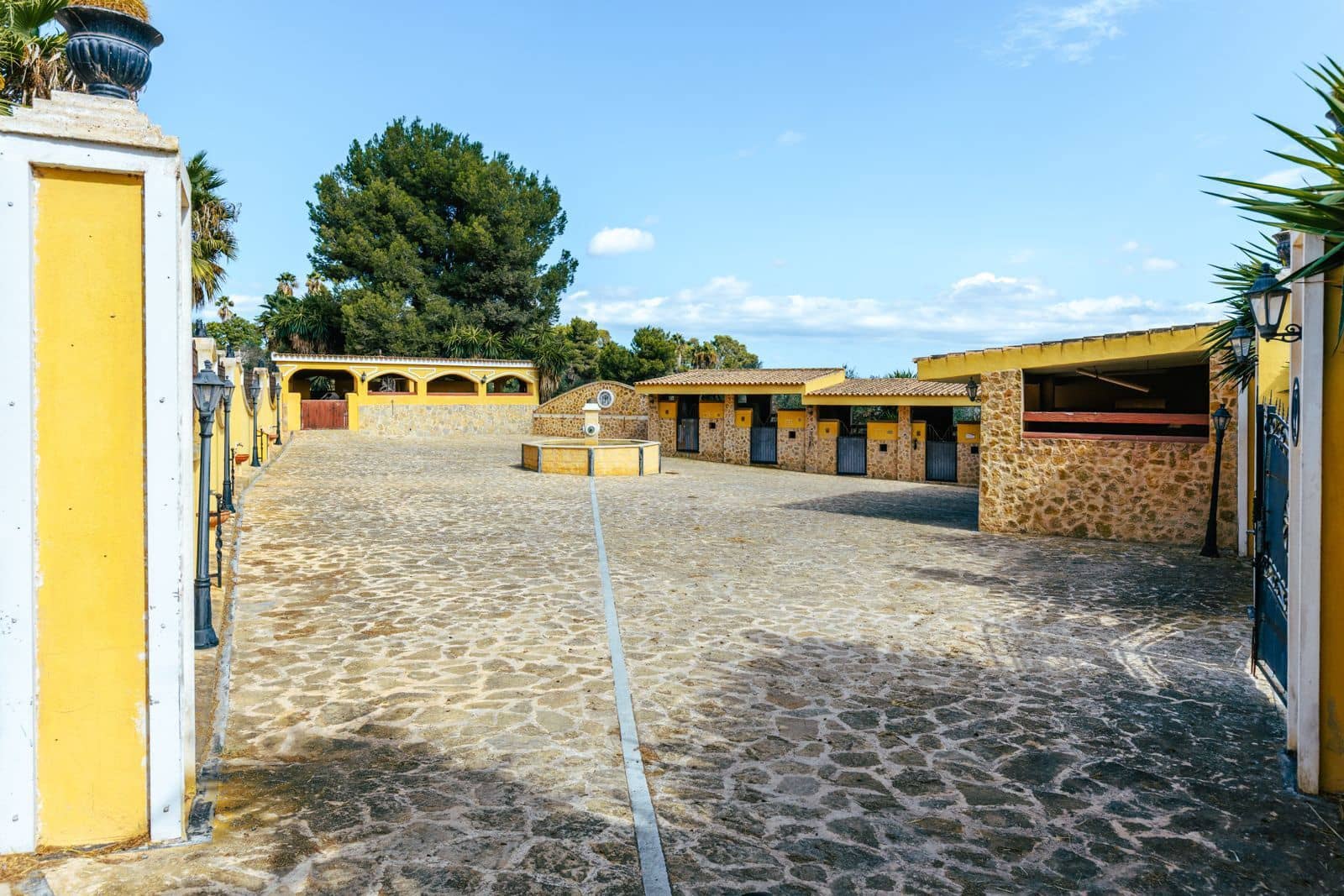 Chalet de 9 habitaciones en Sant Antoni de Portmany en venta con piscina garaje - 35.000.000 € (Ref: 9330149)