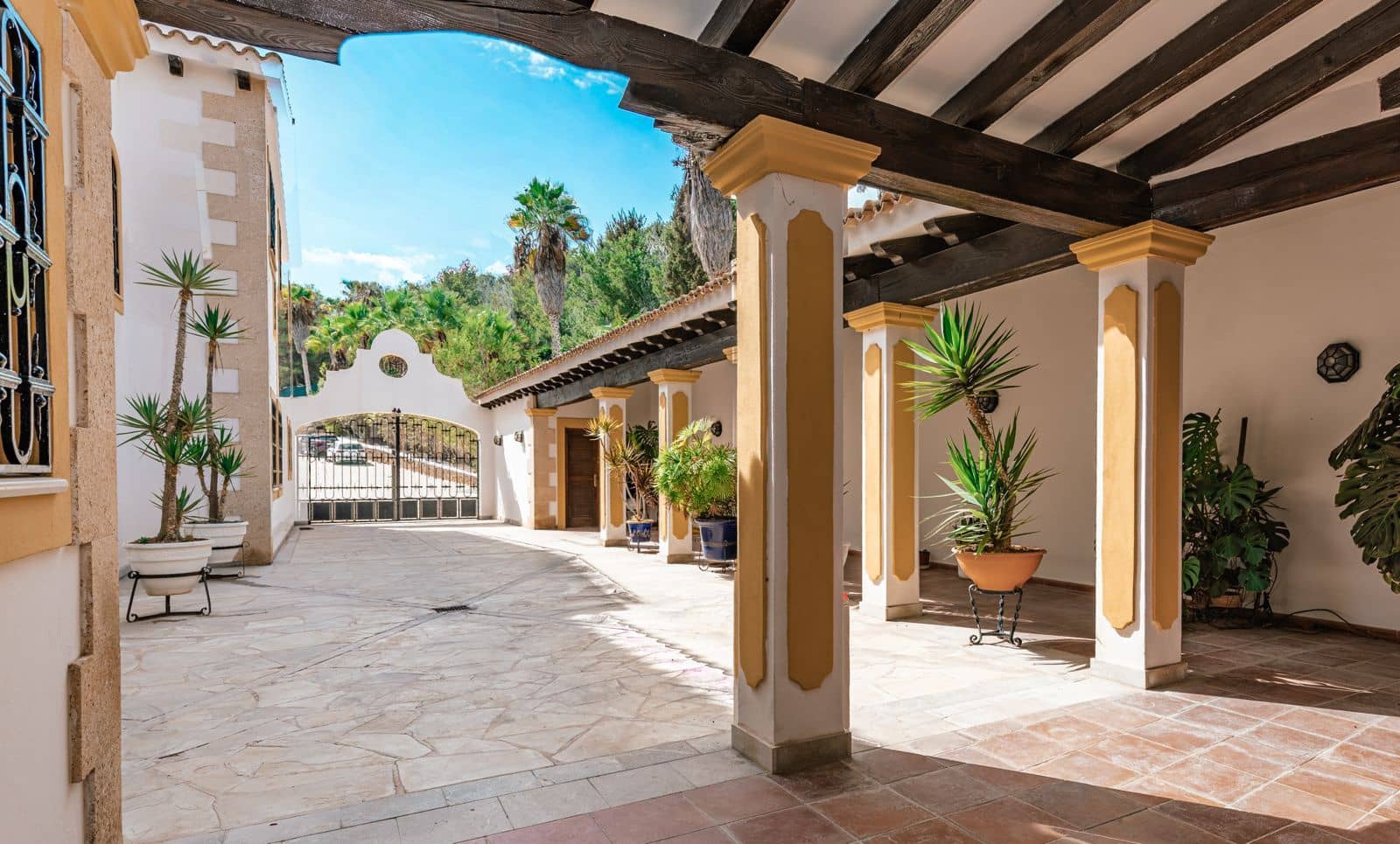 Chalet de 9 habitaciones en Sant Antoni de Portmany en venta con piscina garaje - 35.000.000 € (Ref: 9330149)