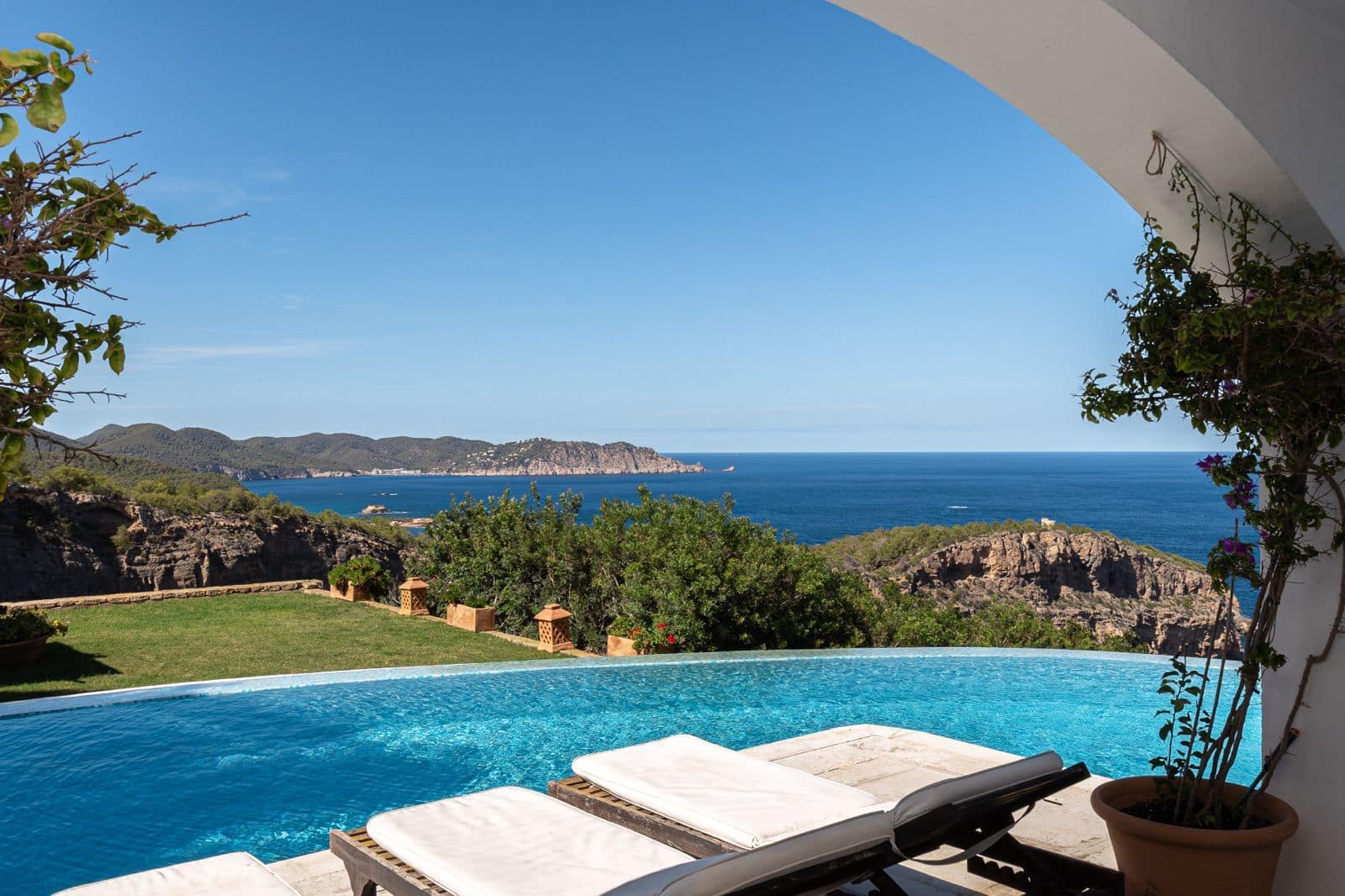 Chalet de 9 habitaciones en Santa Eulalia / Santa Eularia en venta con piscina garaje - 45.000.000 € (Ref: 9353165)