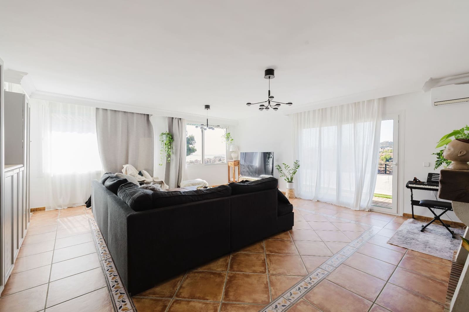 5 soverom Villa til salgs i Malaga by med svømmebasseng garasje - € 1 050 000 (Ref: 9361942)