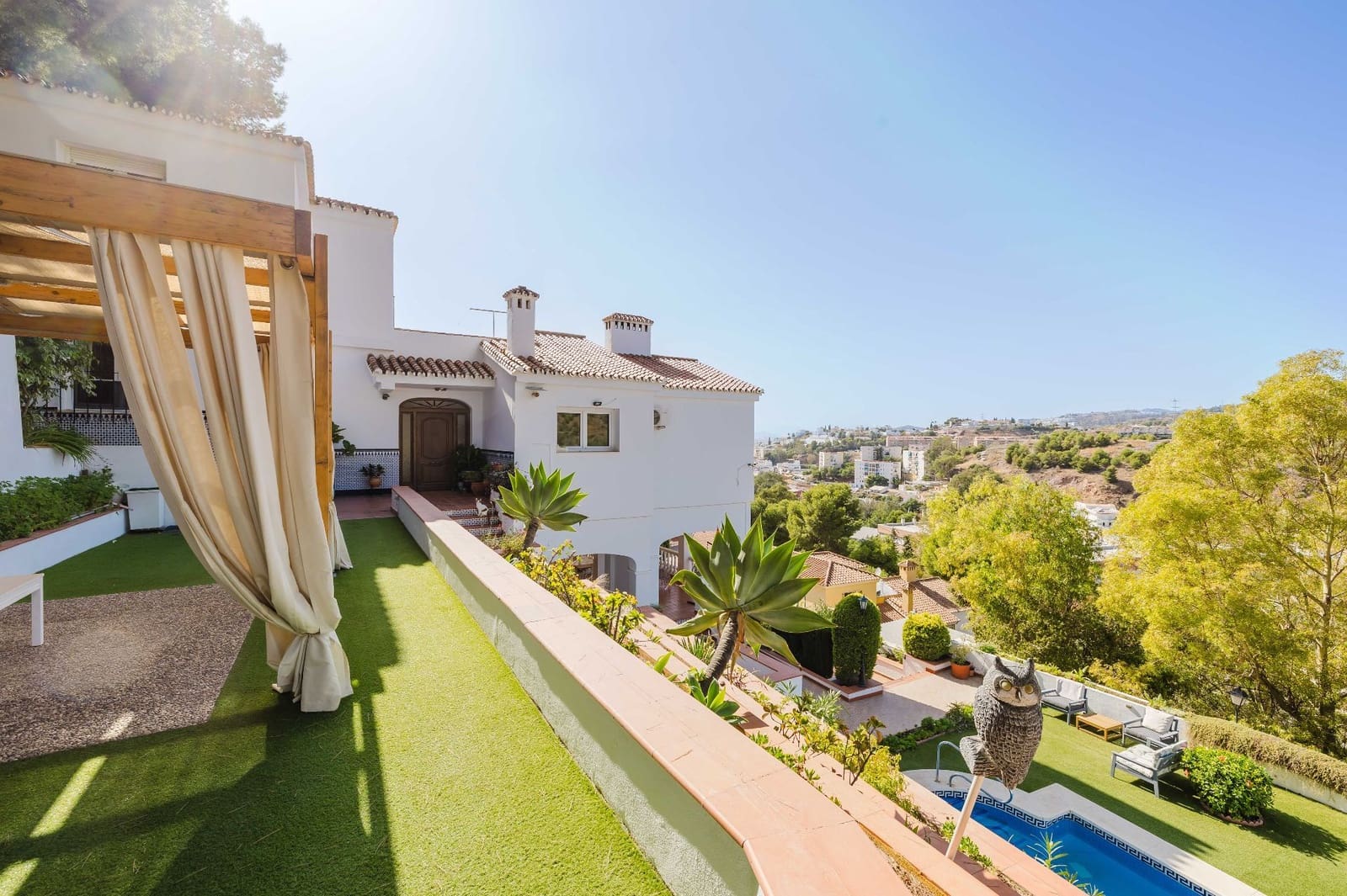 5 soverom Villa til salgs i Malaga by med svømmebasseng garasje - € 1 050 000 (Ref: 9361942)