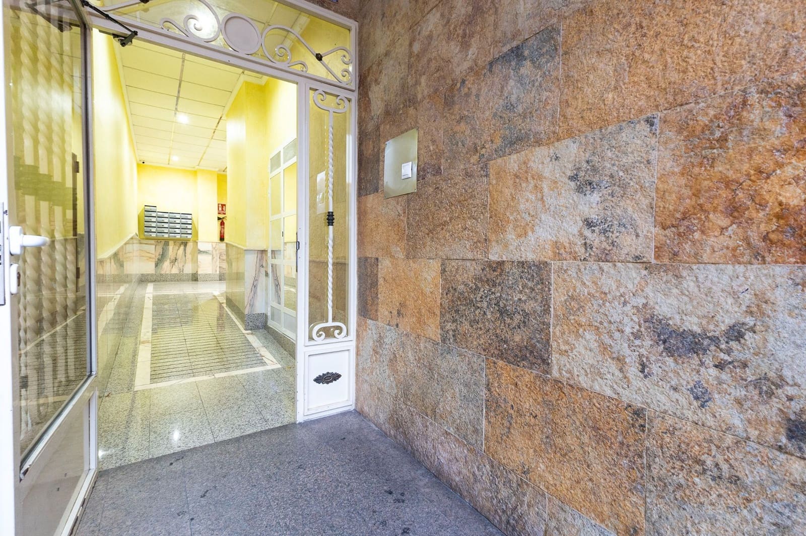 Piso de 3 habitaciones en Torrevieja en venta con garaje - 189.000 € (Ref: 9374963)