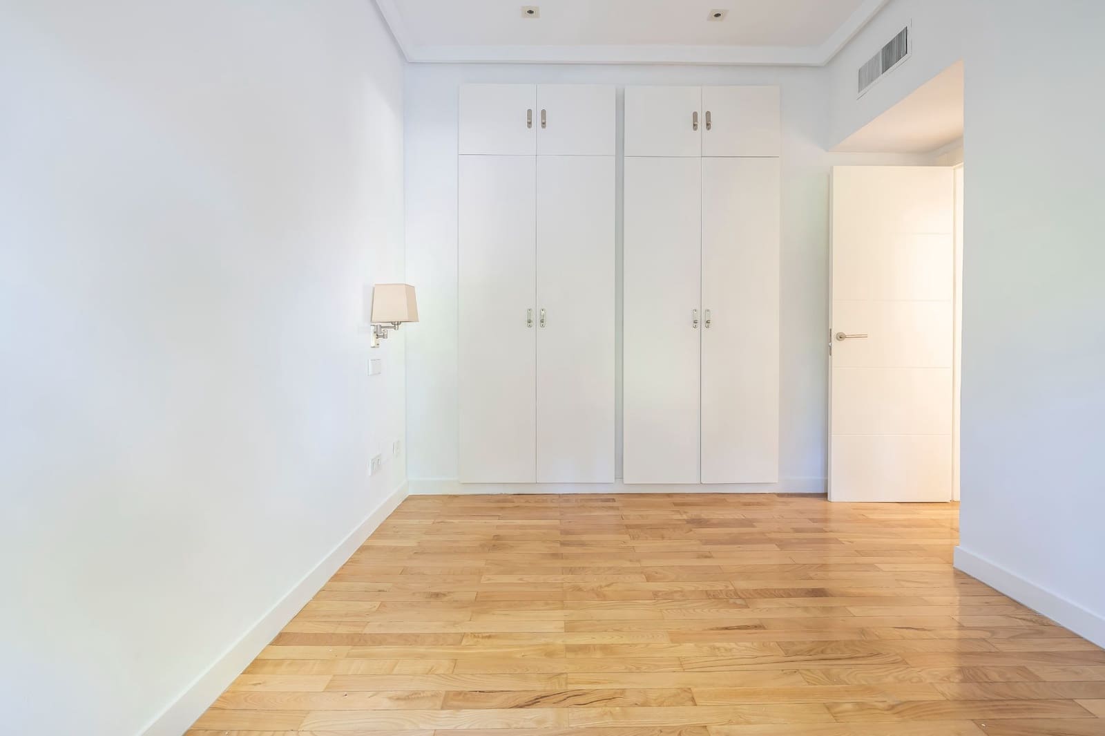 1 sypialnia Mieszkanie do wynajęcia w Miasto Madryt z basenem garażem - 1 700 € (Ref: 9393251)