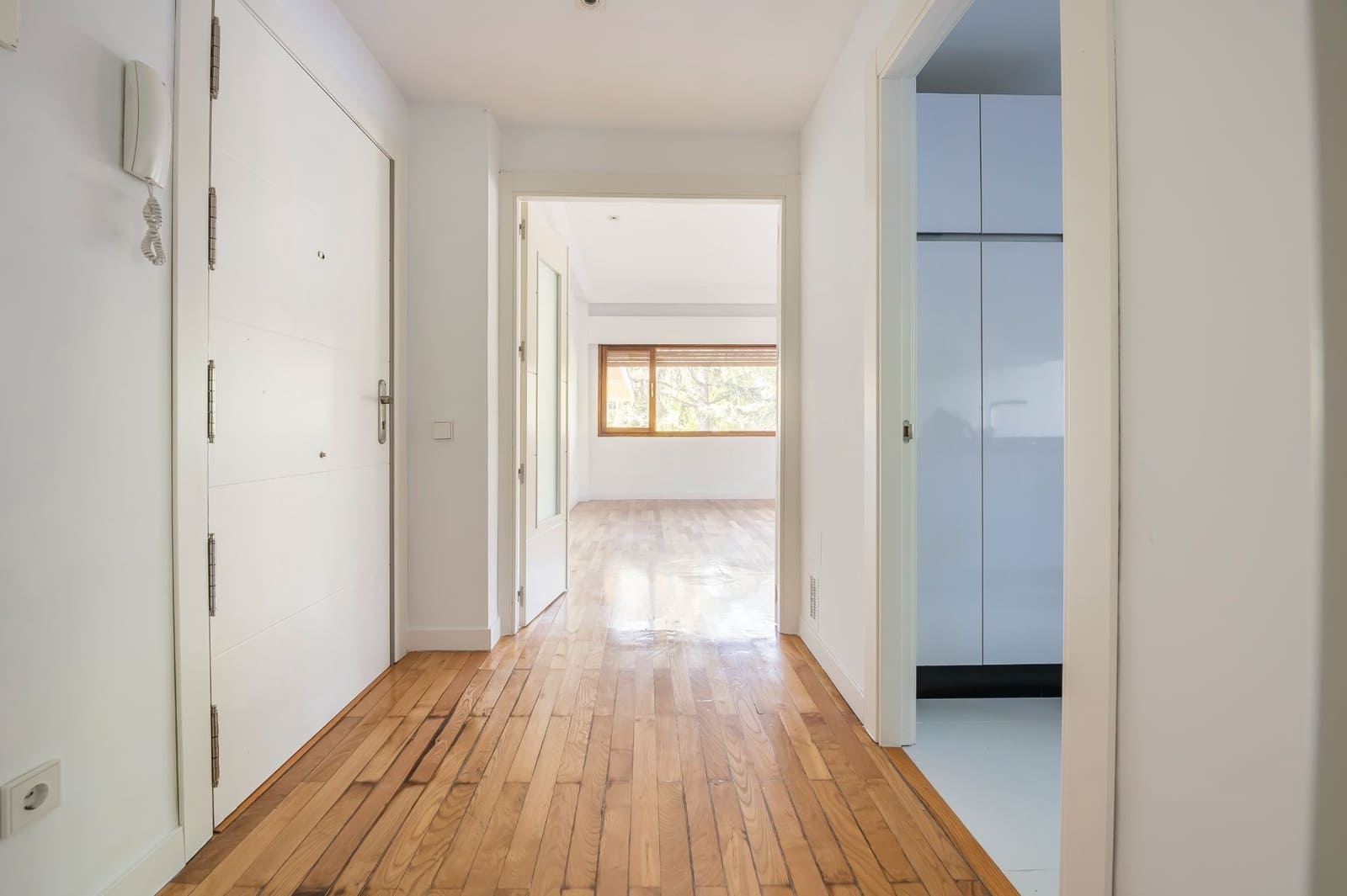 1 sypialnia Mieszkanie do wynajęcia w Miasto Madryt z basenem garażem - 1 700 € (Ref: 9393251)