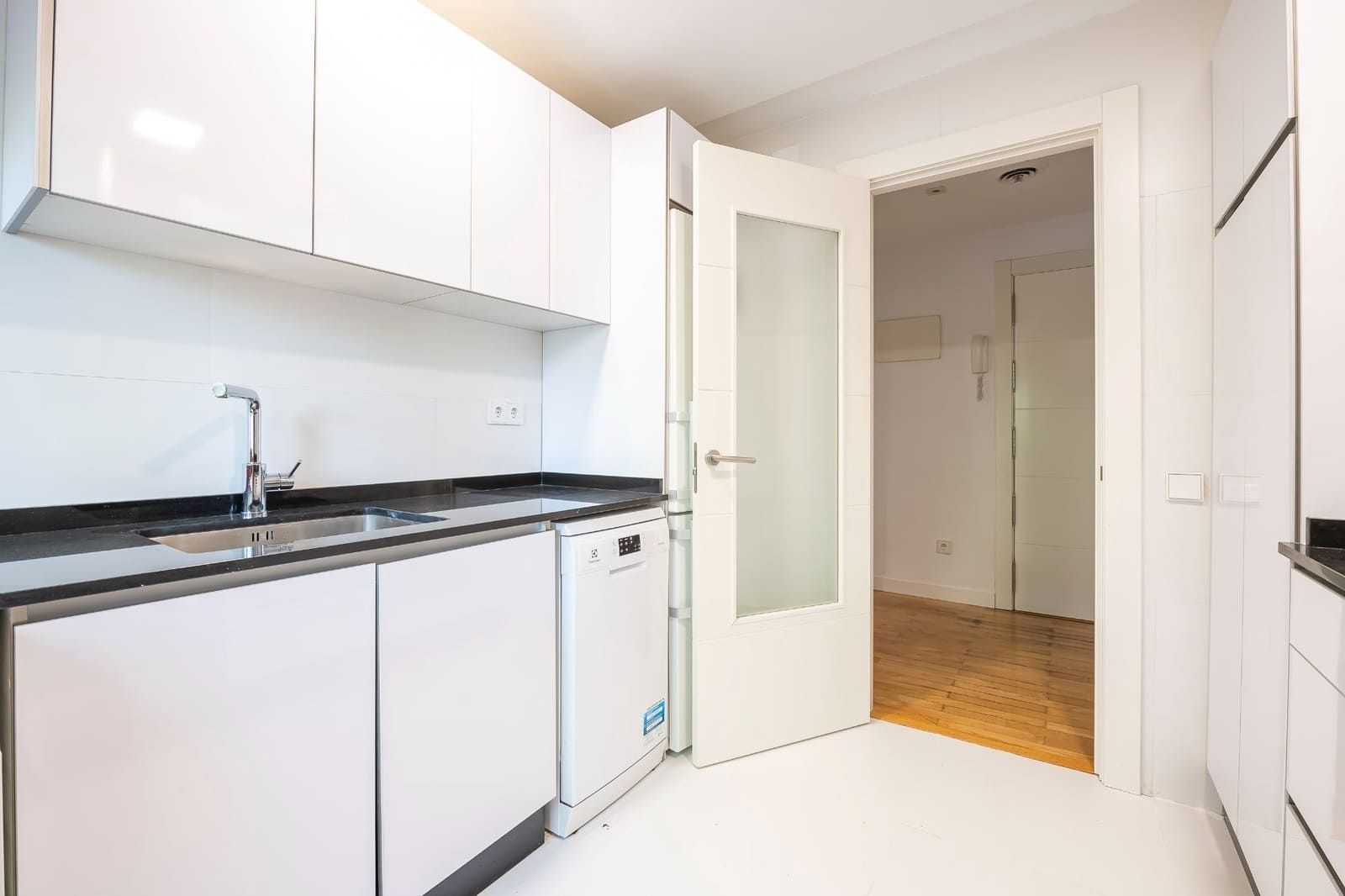 1 sypialnia Mieszkanie do wynajęcia w Miasto Madryt z basenem garażem - 1 700 € (Ref: 9393251)