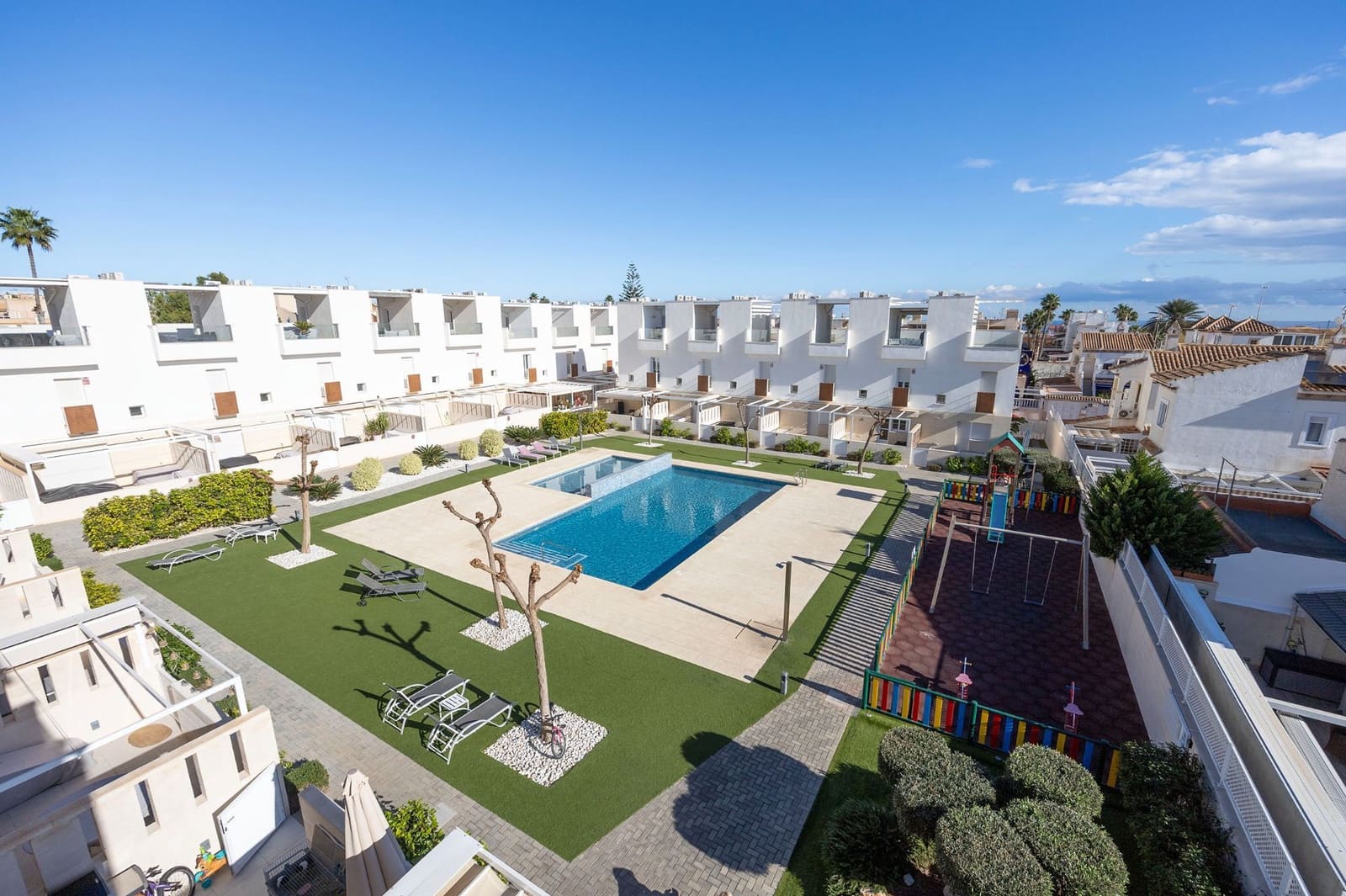 2 bedroom Villa for sale in Torrevieja with pool - € 340,000 (Ref: 9402886)