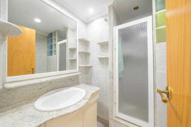 4 soveværelse Semi-Rækkehus til salg i Alicante by med swimmingpool garage - € 650.000 (Ref: 9413612)