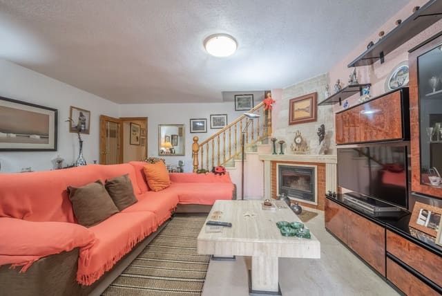 4 soveværelse Semi-Rækkehus til salg i Alicante by med swimmingpool garage - € 650.000 (Ref: 9413612)