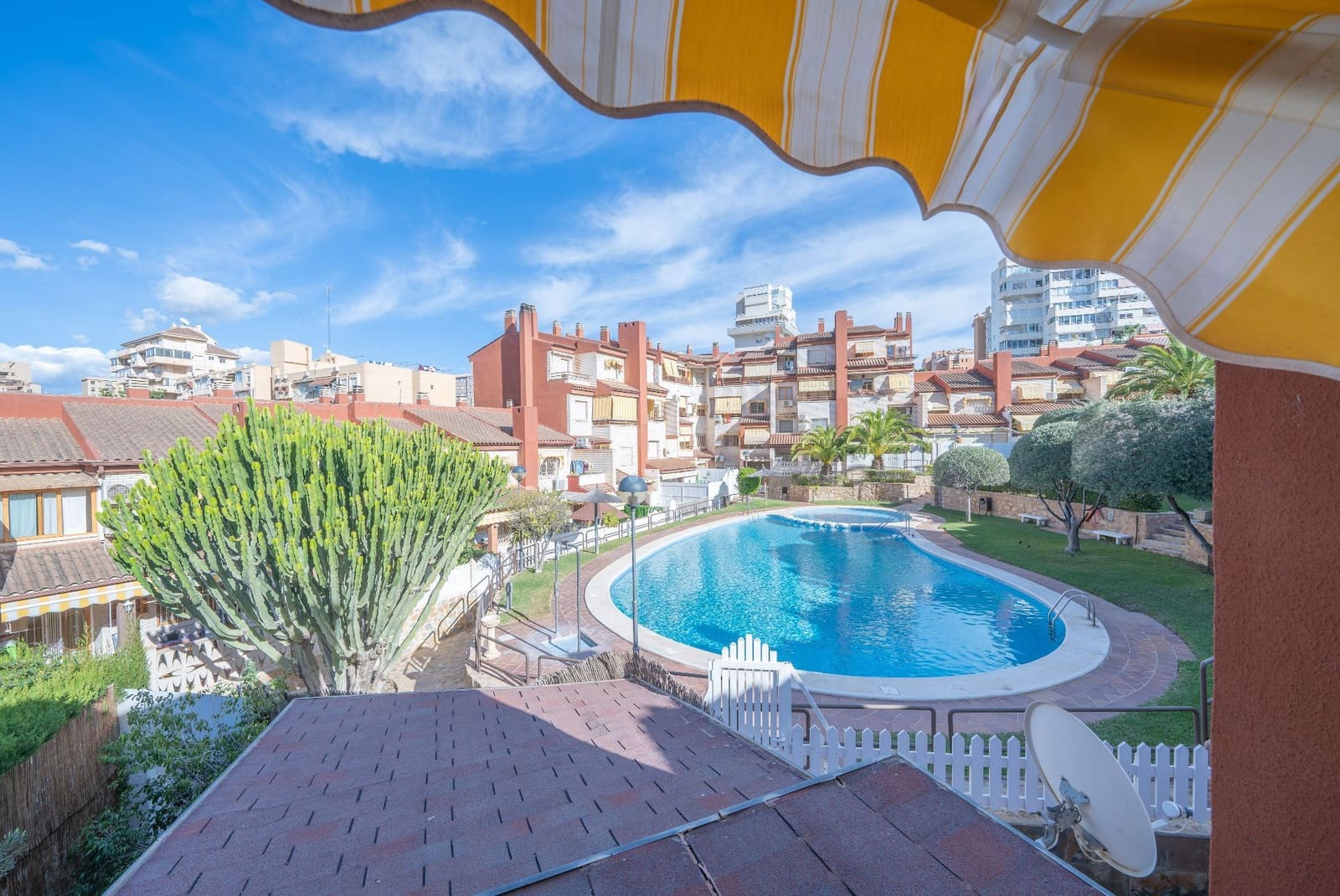 4 quarto Moradia Geminada para venda em Alicante cidade com piscina garagem - 650 000 € (Ref: 9413612)