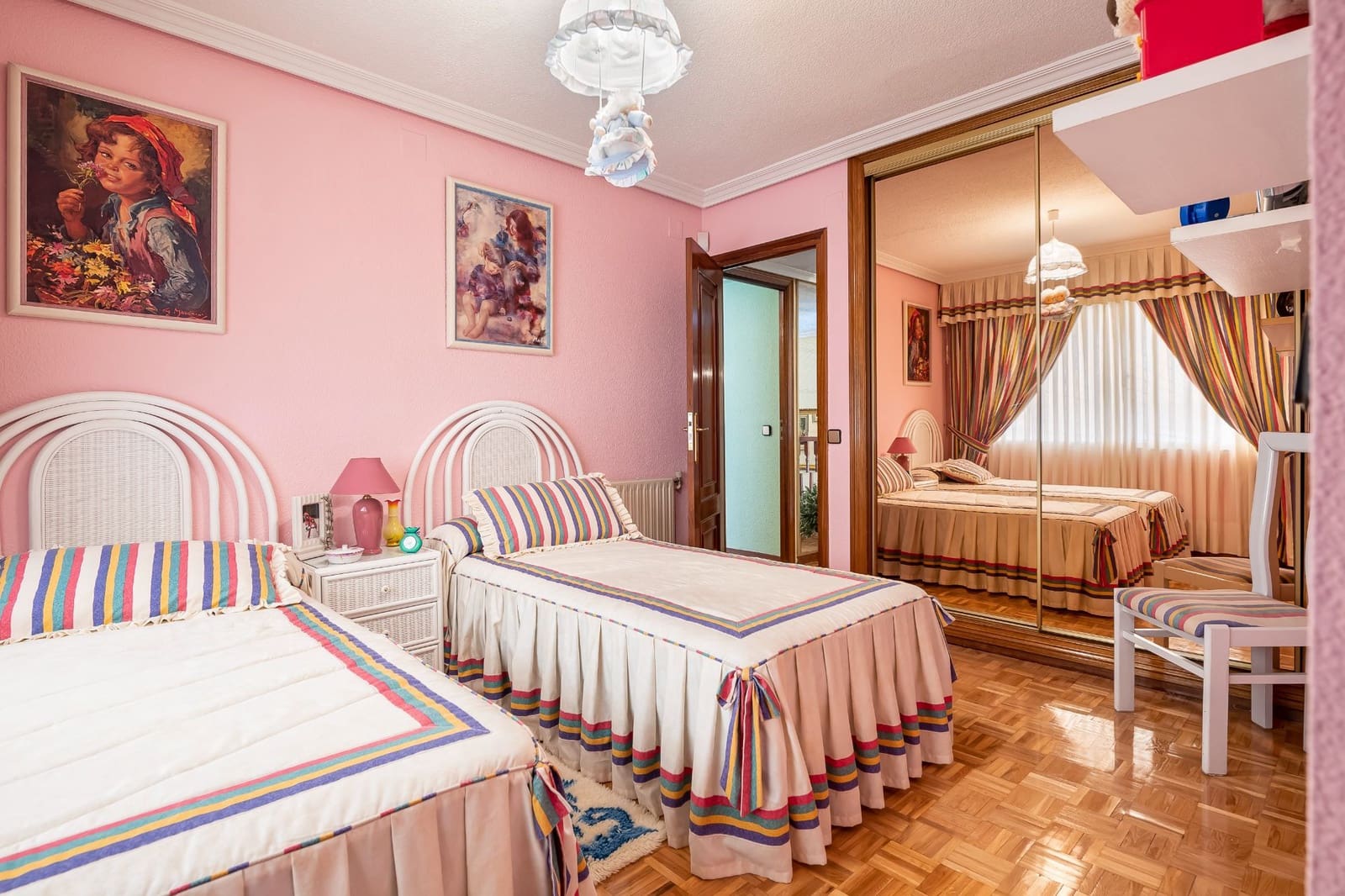 5 soverom Villa til salgs i Madrid by med svømmebasseng garasje - € 890 000 (Ref: 9421867)