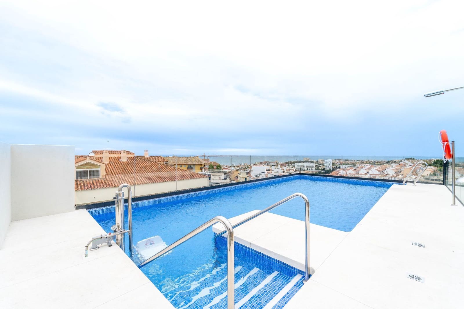 2 makuuhuone Asunto myytävänä paikassa Benalmadena mukana uima-altaan - 309 000 € (Ref: 9465175)