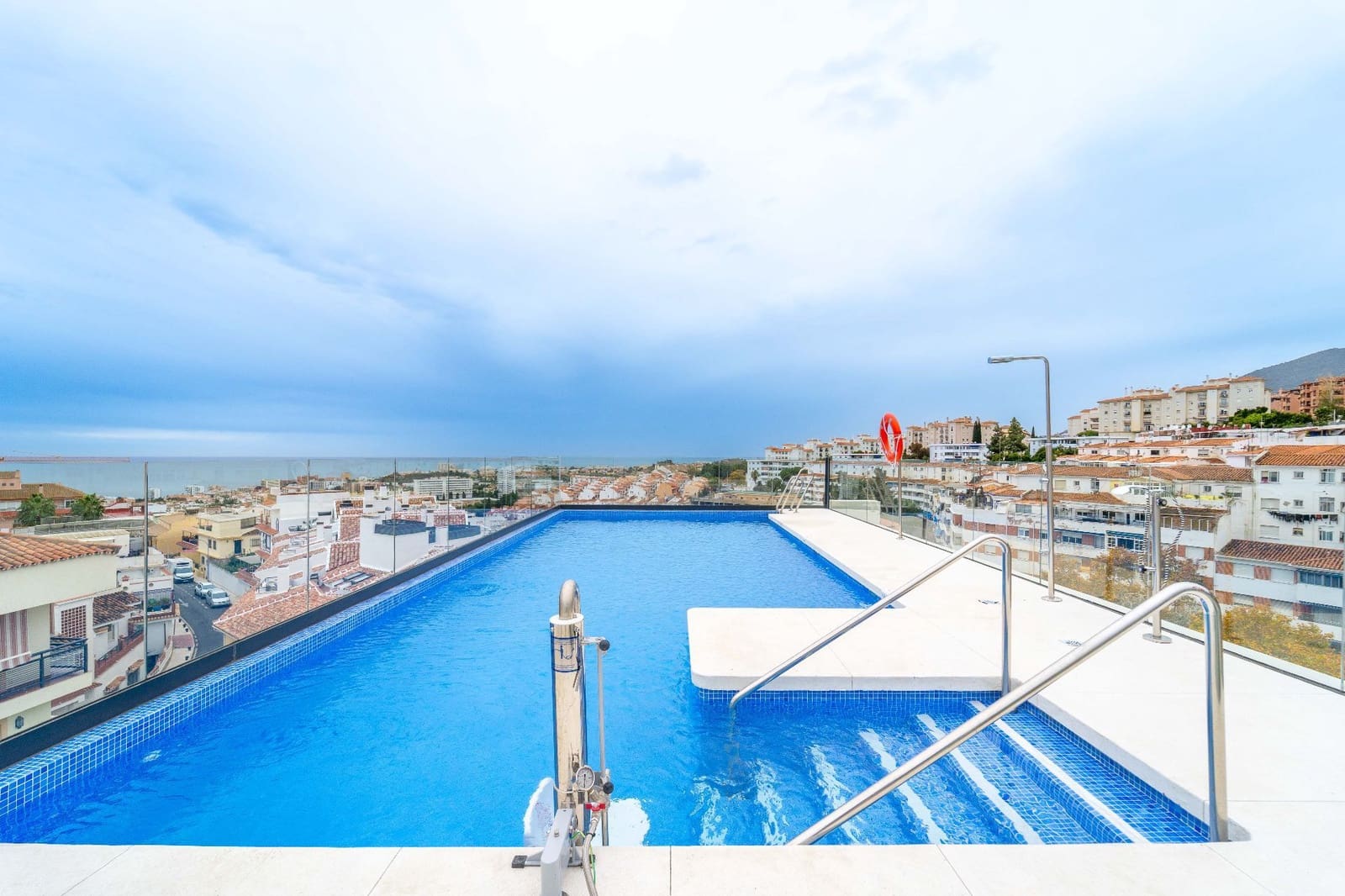 2 makuuhuone Asunto myytävänä paikassa Benalmadena mukana uima-altaan - 309 000 € (Ref: 9465175)