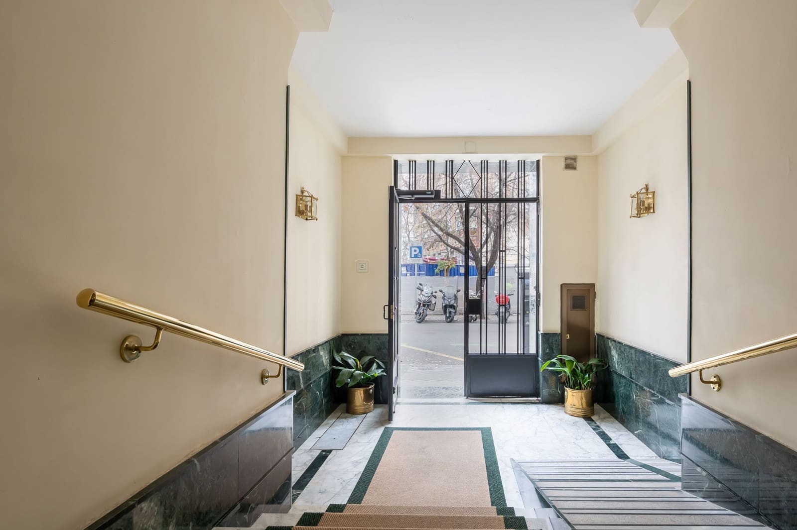 4 bedroom Apartment for sale in Madrid city with garage - € 1,290,000 (Ref: 9503856)