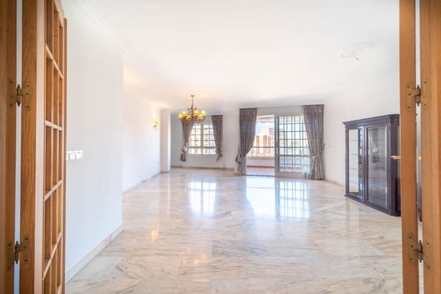 4 bedroom Apartment for rent in Málaga city with garage - € 2,100 (Ref: 9523938)