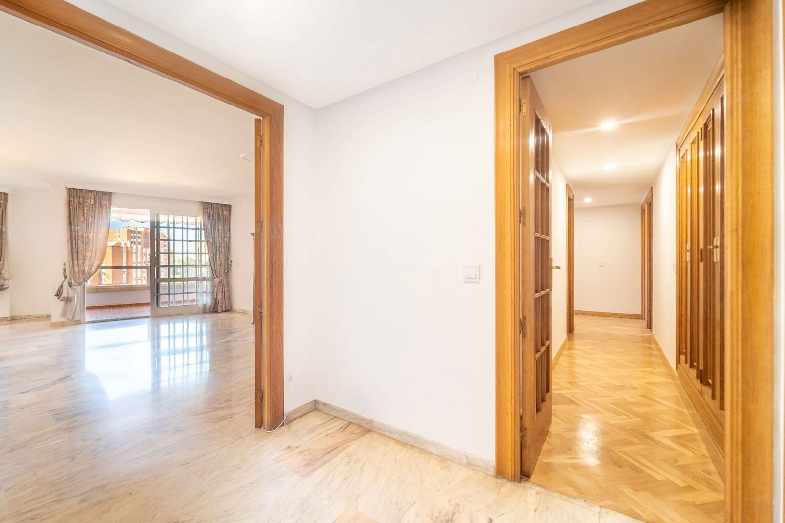 4 bedroom Apartment for rent in Malaga city with garage - € 2,100 (Ref: 9523938)