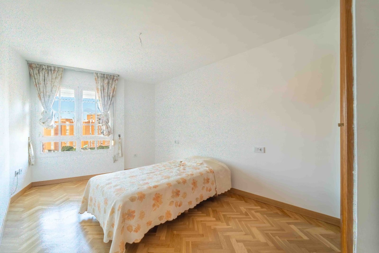 4 bedroom Apartment for rent in Malaga city with garage - € 2,100 (Ref: 9523938)