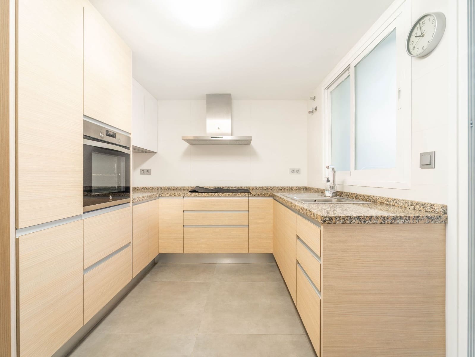 4 bedroom Apartment for rent in Malaga city with garage - € 2,100 (Ref: 9523938)