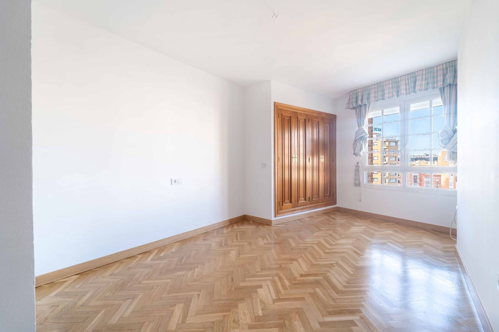 4 bedroom Apartment for rent in Malaga city with garage - € 2,100 (Ref: 9523938)