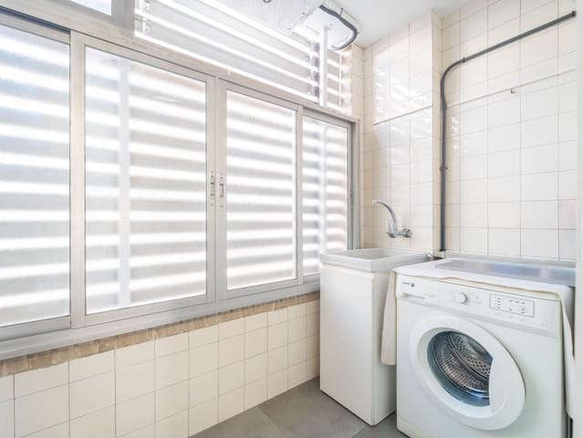 4 bedroom Apartment for rent in Málaga city with garage - € 2,100 (Ref: 9523938)