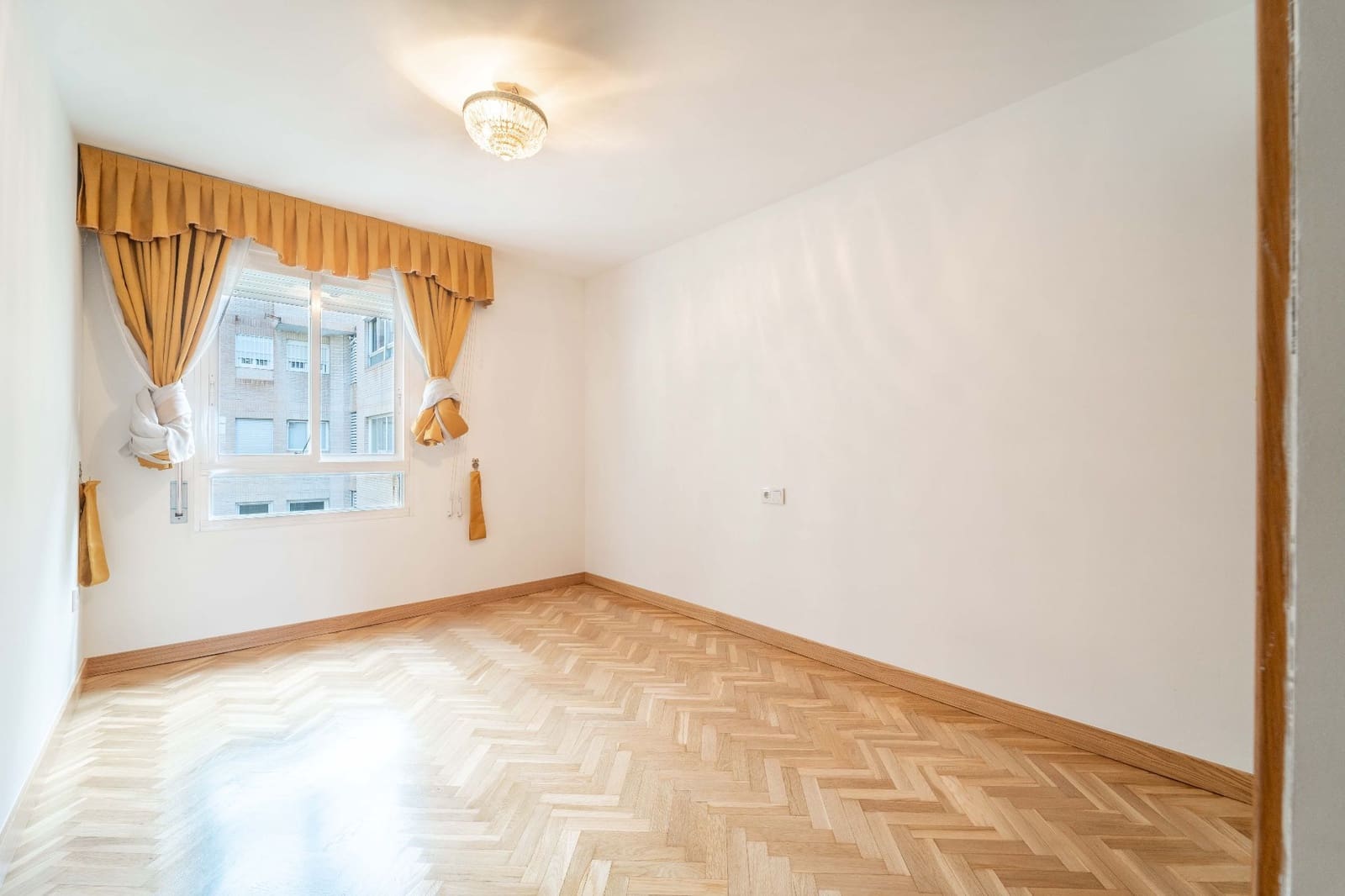 4 bedroom Apartment for rent in Malaga city with garage - € 2,100 (Ref: 9523938)