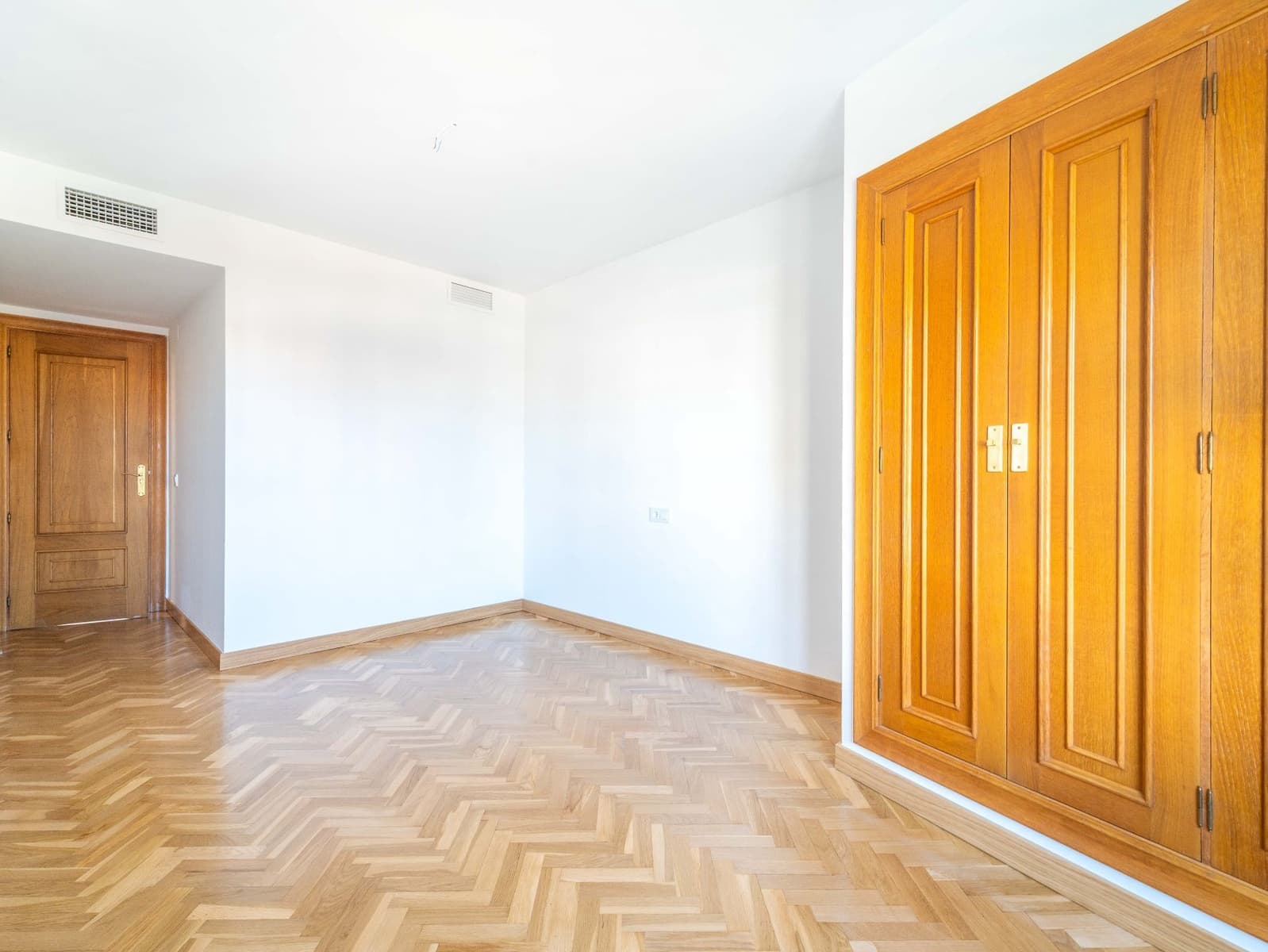 4 bedroom Apartment for rent in Malaga city with garage - € 2,100 (Ref: 9523938)