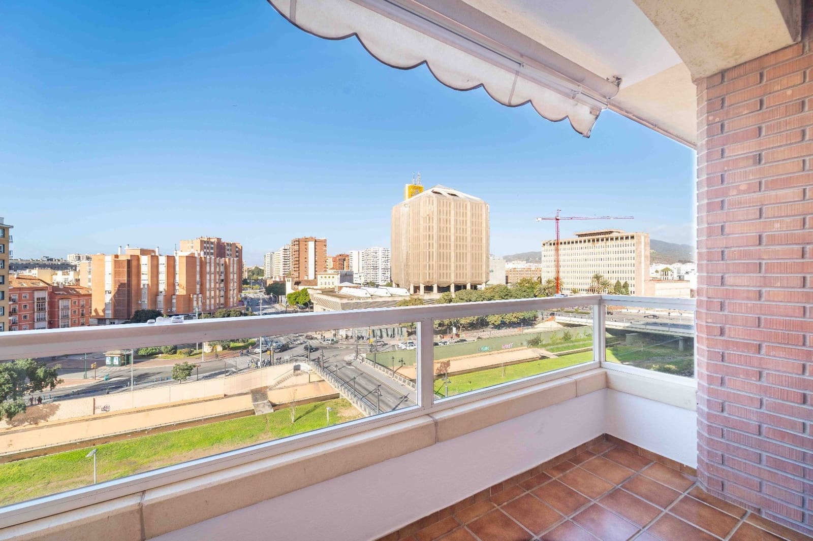 4 bedroom Apartment for rent in Malaga city with garage - € 2,100 (Ref: 9523938)