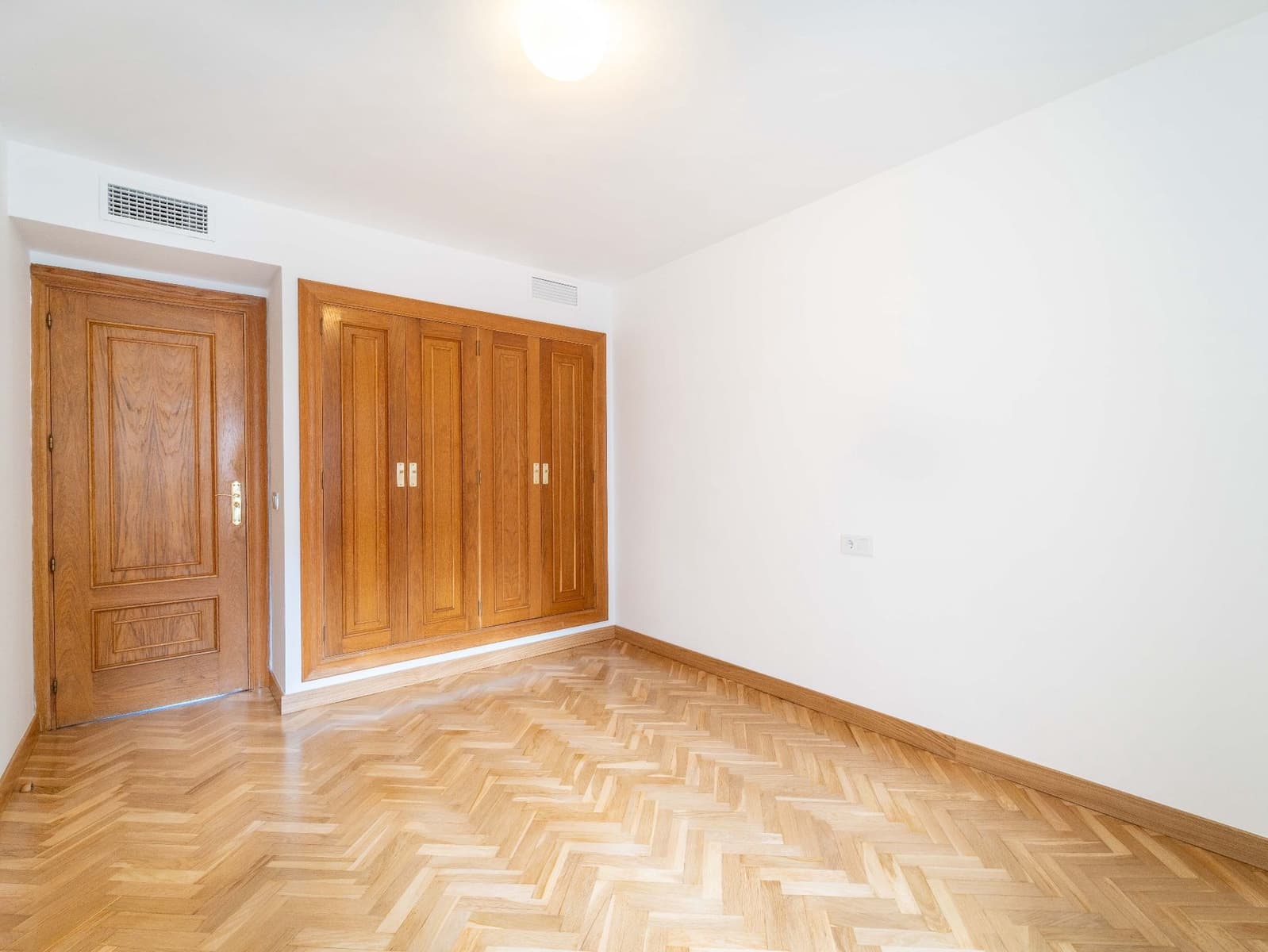 4 bedroom Apartment for rent in Malaga city with garage - € 2,100 (Ref: 9523938)