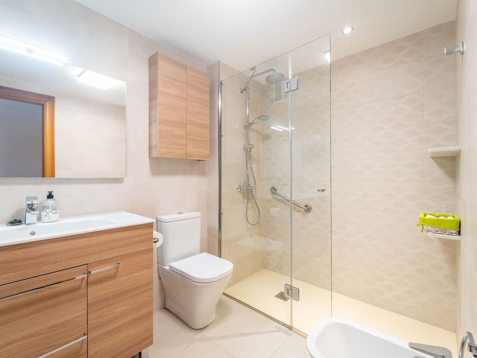 4 bedroom Apartment for rent in Malaga city with garage - € 2,100 (Ref: 9523938)