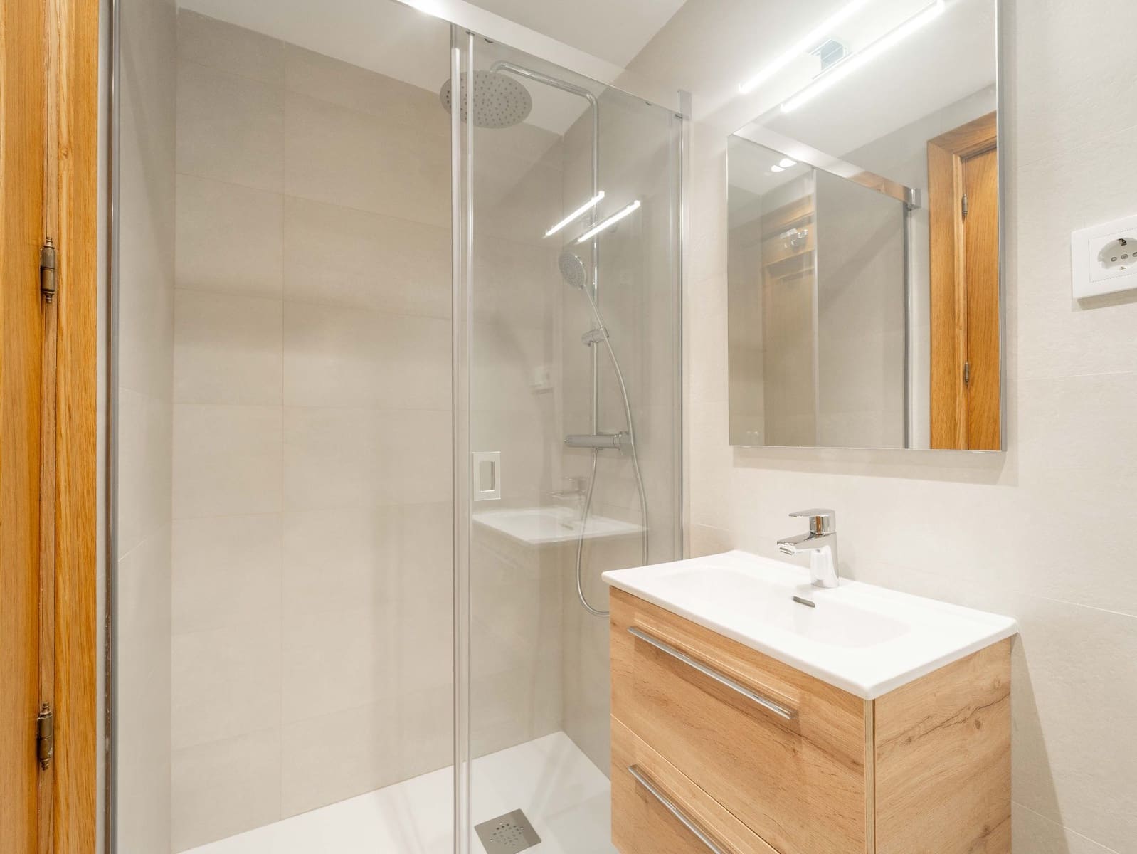 4 bedroom Apartment for rent in Malaga city with garage - € 2,100 (Ref: 9523938)