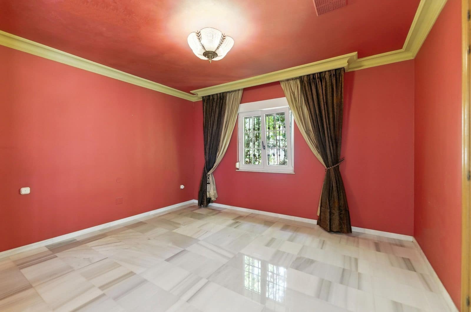 7 Zimmer Villa zu verkaufen in Marbella mit Pool Garage - 2.250.000 € (Ref: 9554563)