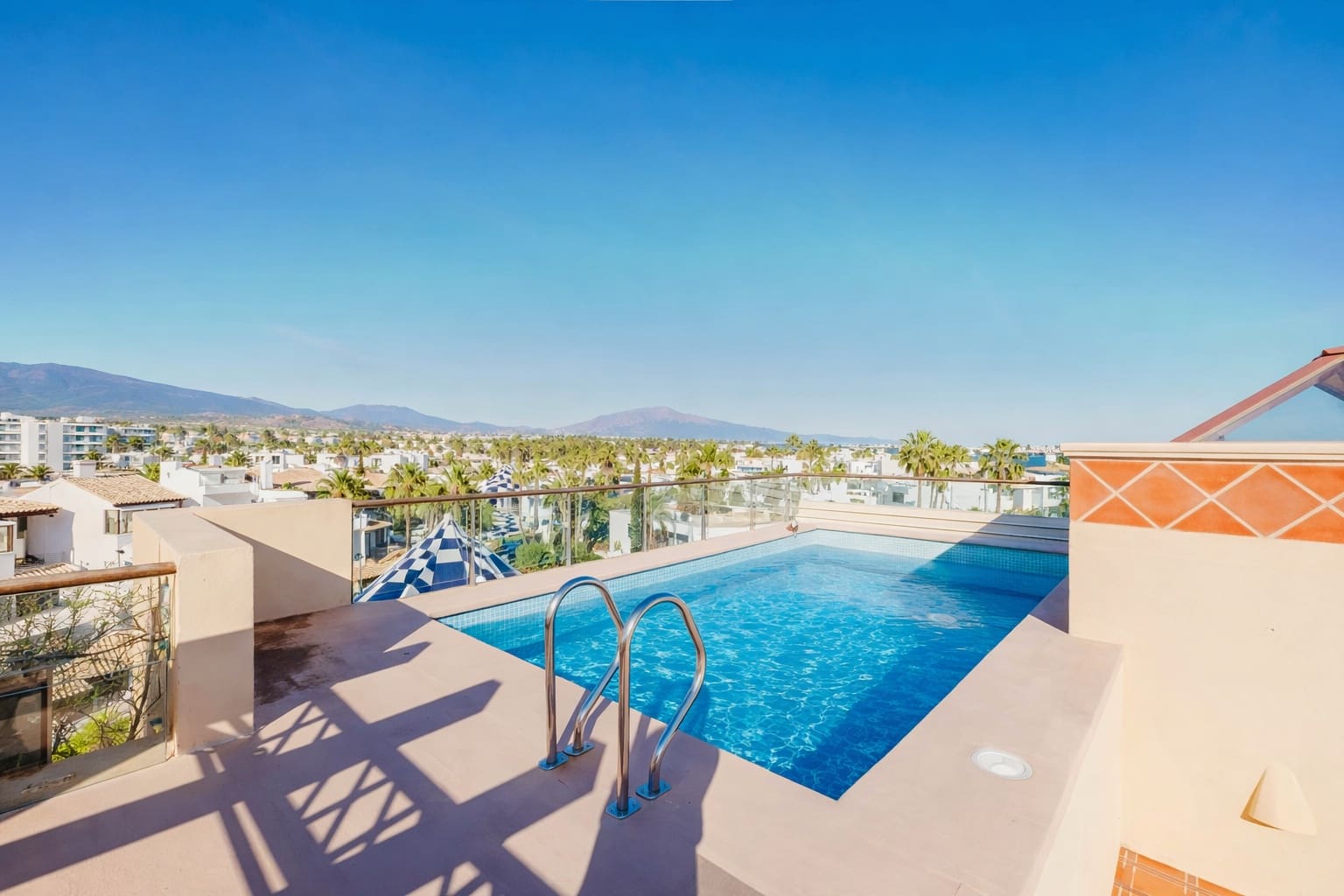 Ático de 3 habitaciones en Estepona en venta con piscina garaje - 2.795.000 € (Ref: 9573971)