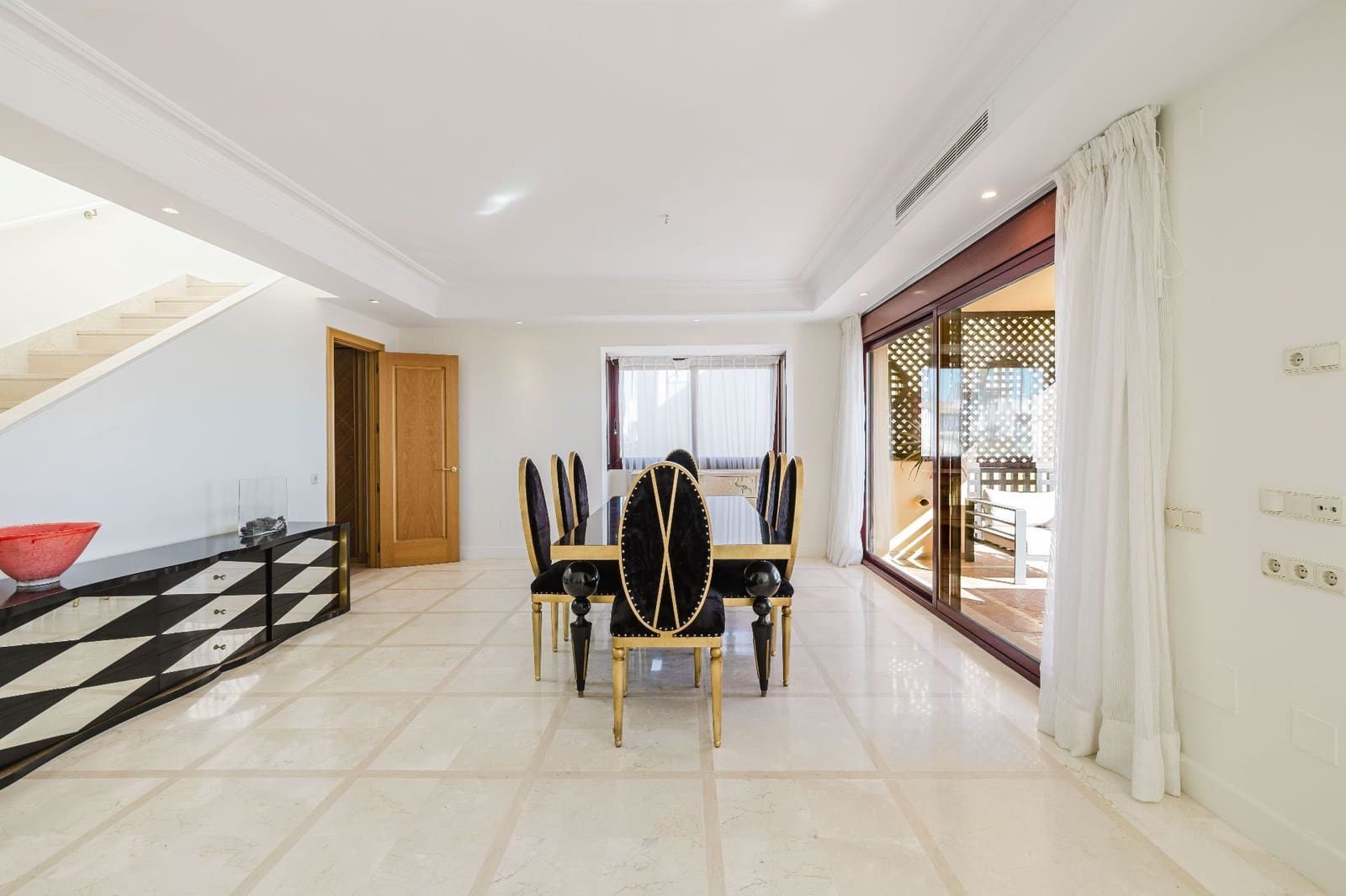 Ático de 3 habitaciones en Estepona en venta con piscina garaje - 2.795.000 € (Ref: 9573971)