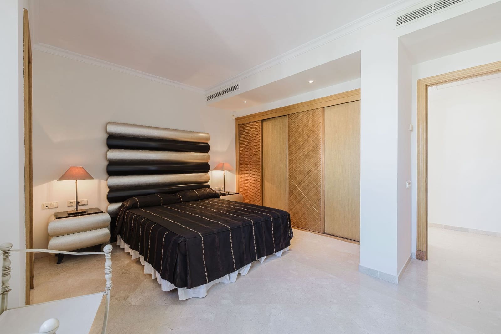 Ático de 3 habitaciones en Estepona en venta con piscina garaje - 2.795.000 € (Ref: 9573971)