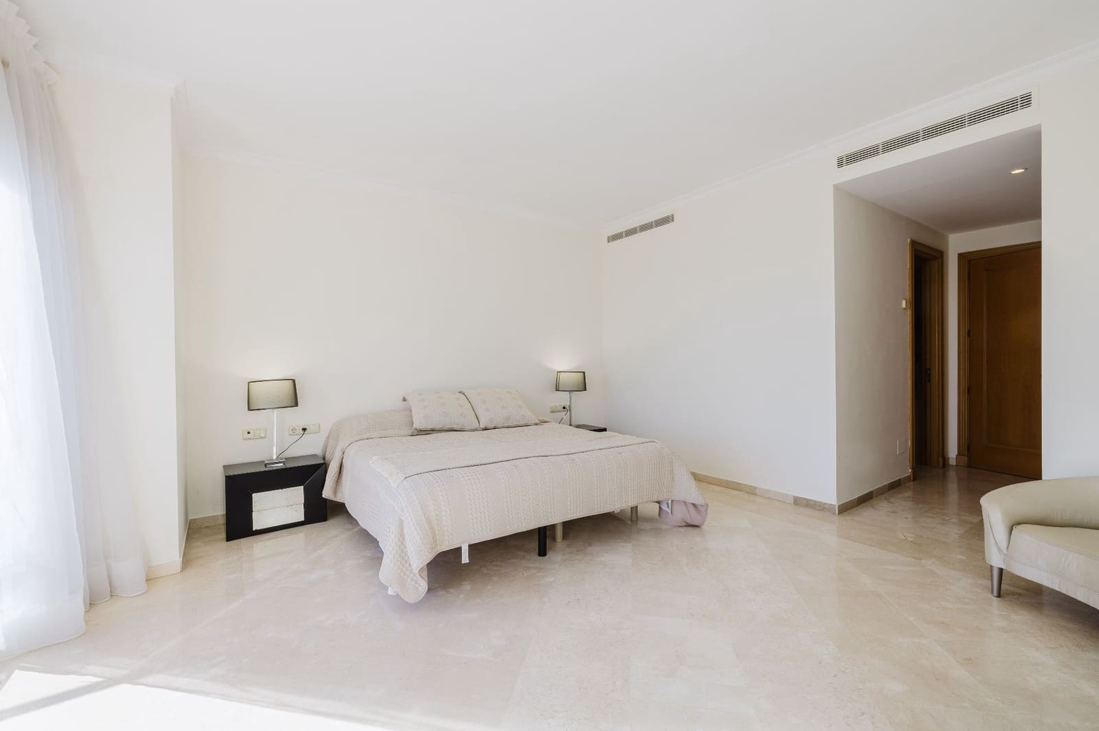 Ático de 3 habitaciones en Estepona en venta con piscina garaje - 2.795.000 € (Ref: 9573971)