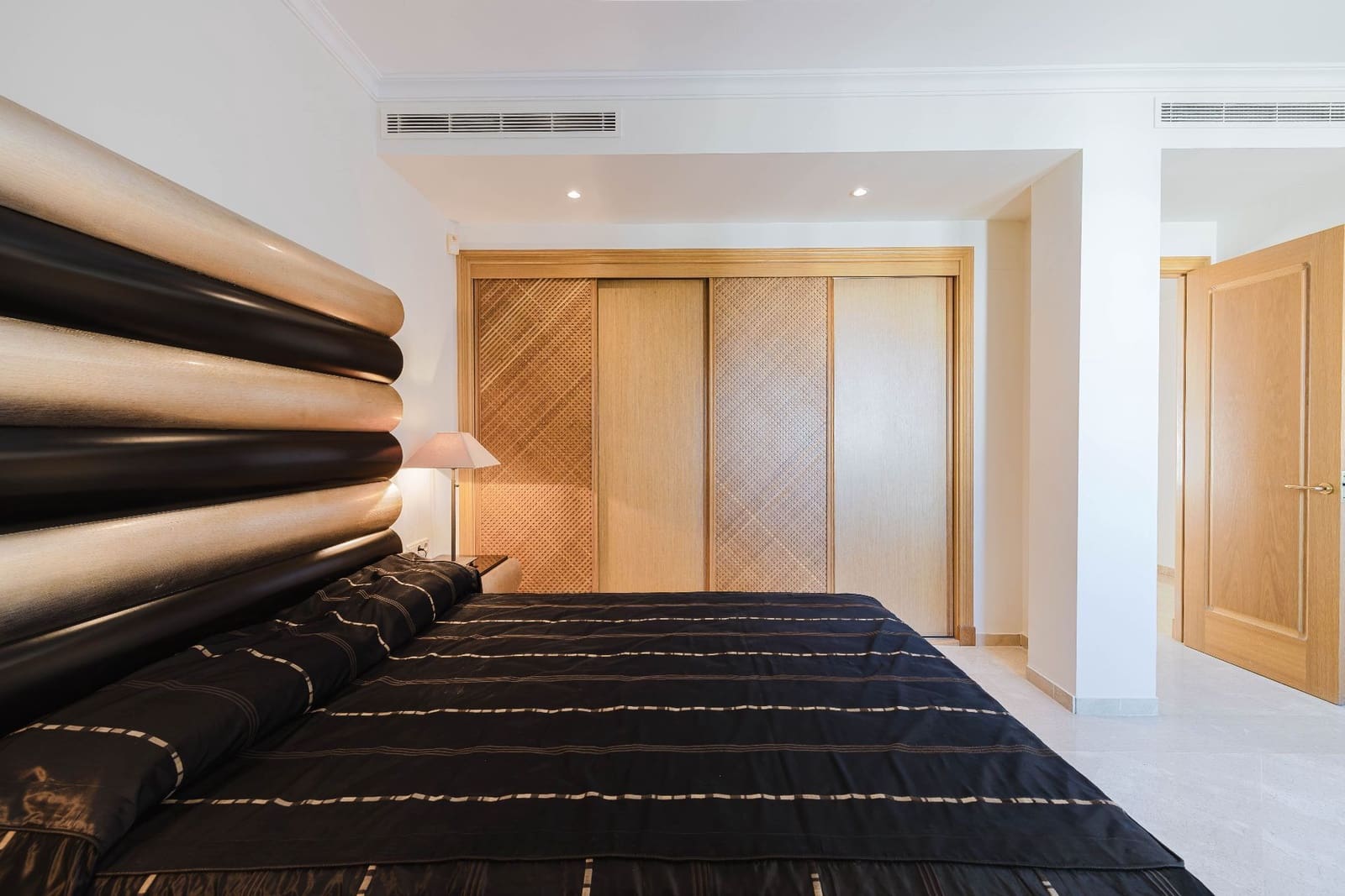 Ático de 3 habitaciones en Estepona en venta con piscina garaje - 2.795.000 € (Ref: 9573971)