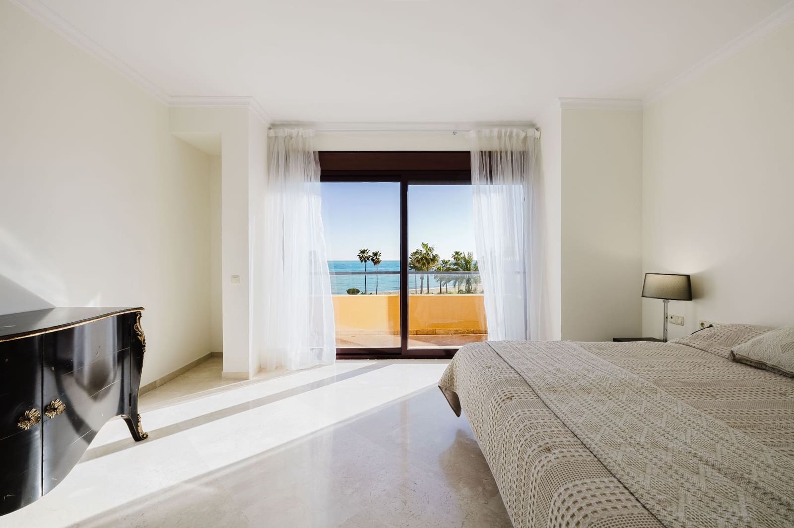 Ático de 3 habitaciones en Estepona en venta con piscina garaje - 2.795.000 € (Ref: 9573971)