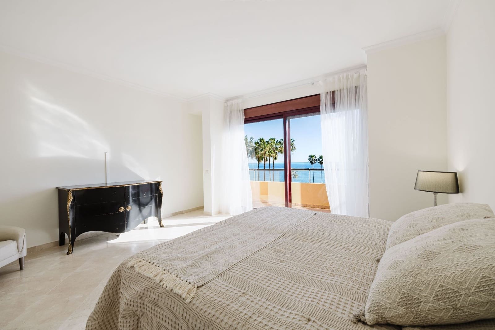 Ático de 3 habitaciones en Estepona en venta con piscina garaje - 2.795.000 € (Ref: 9573971)