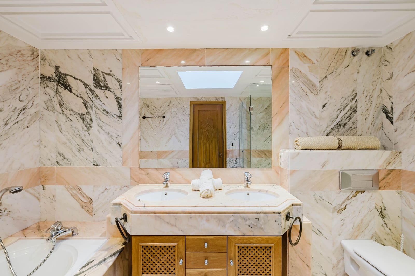 Ático de 3 habitaciones en Estepona en venta con piscina garaje - 2.795.000 € (Ref: 9573971)