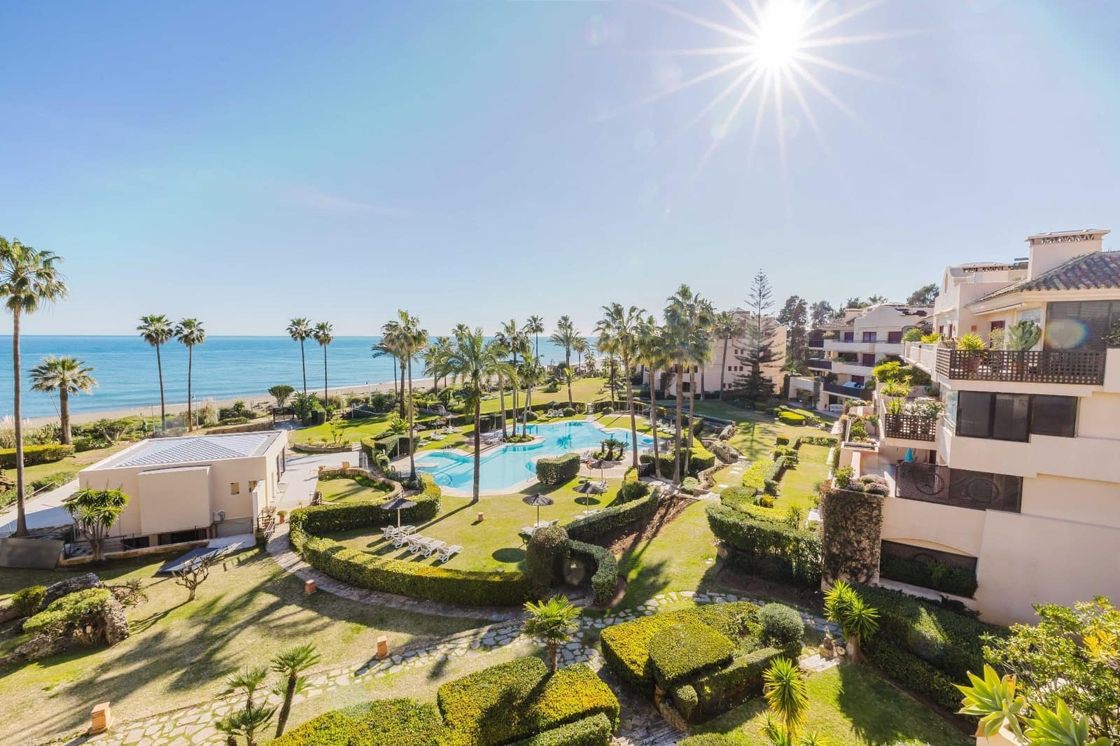 Ático de 3 habitaciones en Estepona en venta con piscina garaje - 2.795.000 € (Ref: 9573971)