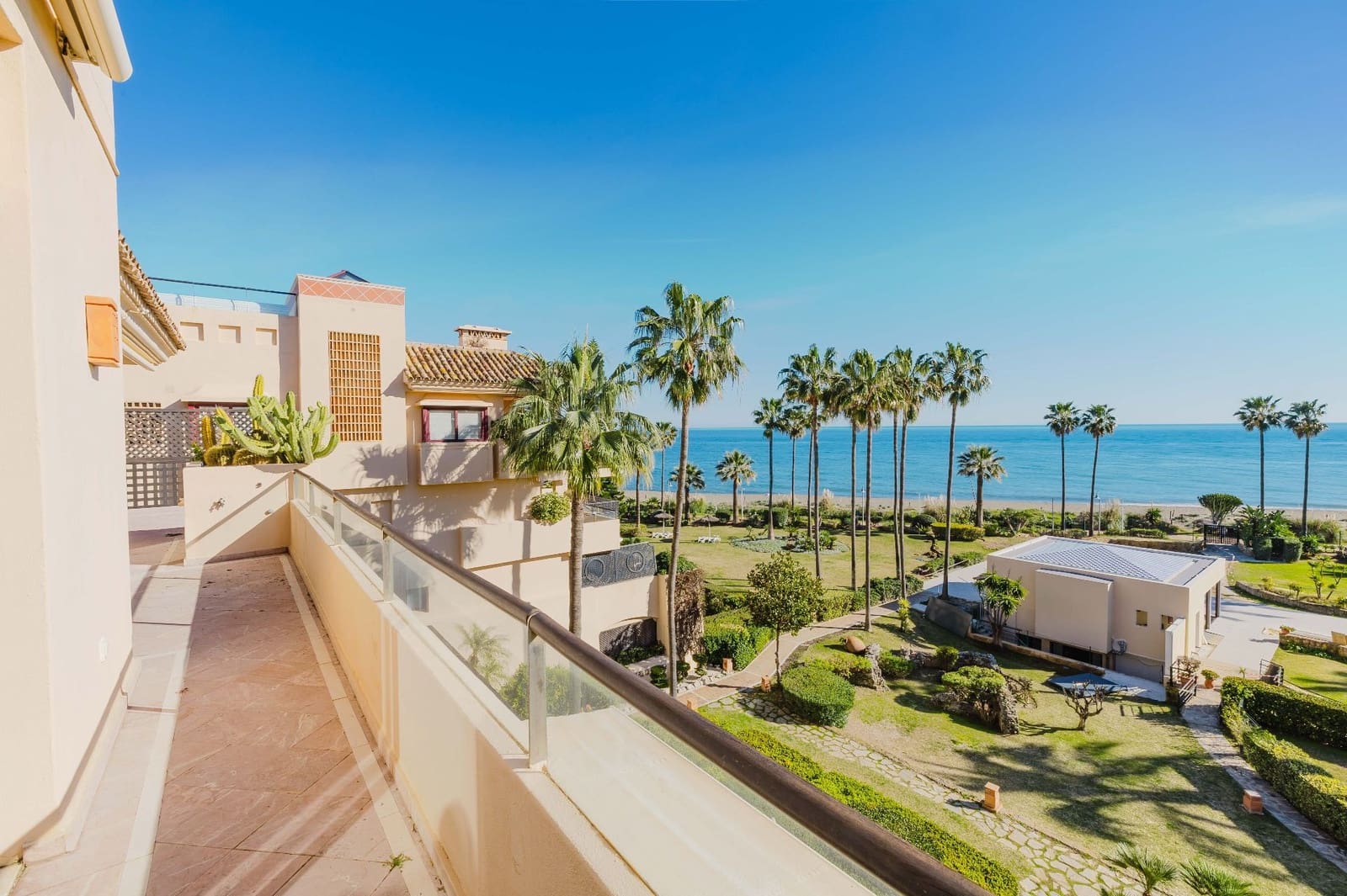 Ático de 3 habitaciones en Estepona en venta con piscina garaje - 2.795.000 € (Ref: 9573971)