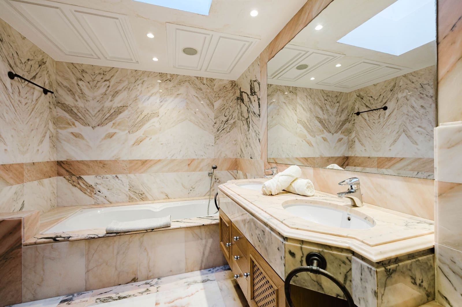 Ático de 3 habitaciones en Estepona en venta con piscina garaje - 2.795.000 € (Ref: 9573971)